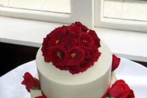 Wedding cake with red roses